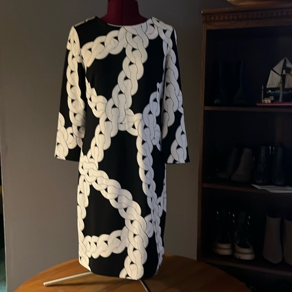 Ladies dress - Picture 1 of 3